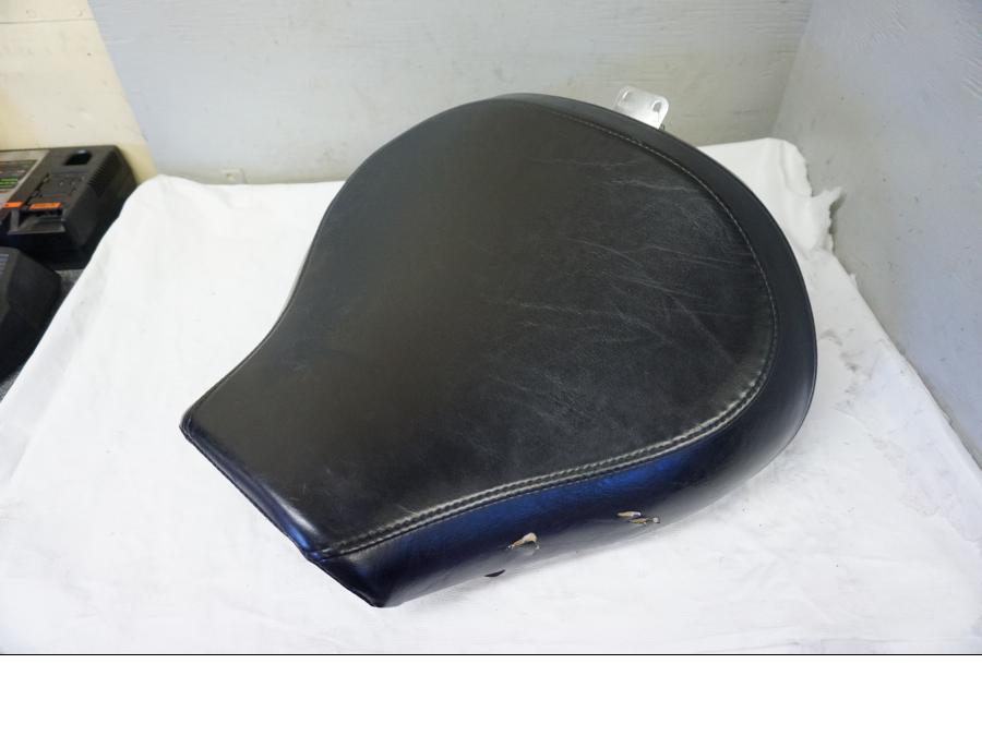 Baksidan på Sadel från en Suzuki VL 1500 -2006 motorcykel.