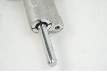 Snett nerifrån på Styrdämpare från en Suzuki GSX-R 1000 -2007 motorcykel.