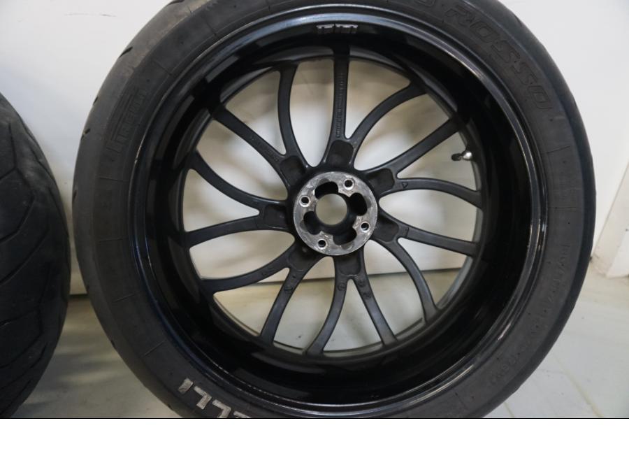 Höger sida på Hjulpaket från en Triumph Speed Triple -2009 motorcykel.