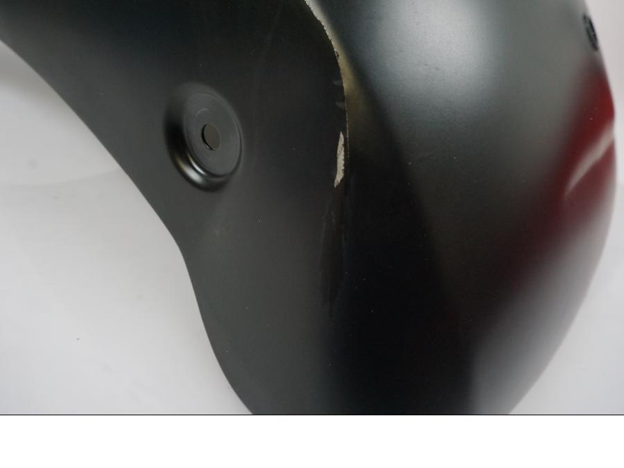 Snett nerifrån på Framskärm från en Indian Chieftain Dark Horse -2022 motorcykel.