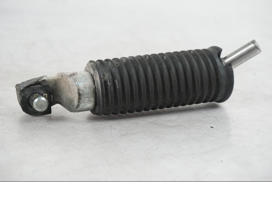 Snett nerifrån på Fotpinne från en H-D Softail FXCW Rocker -2008 motorcykel.