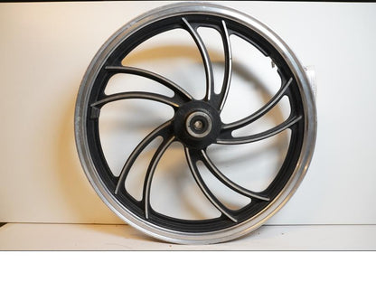 Framsidan på Fälg från en Yamaha XV 400 -1983 motorcykel.