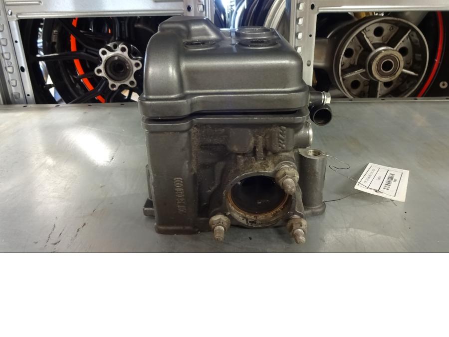 Vänster sida på Topplock från en KTM 125 Duke -2013 motorcykel.