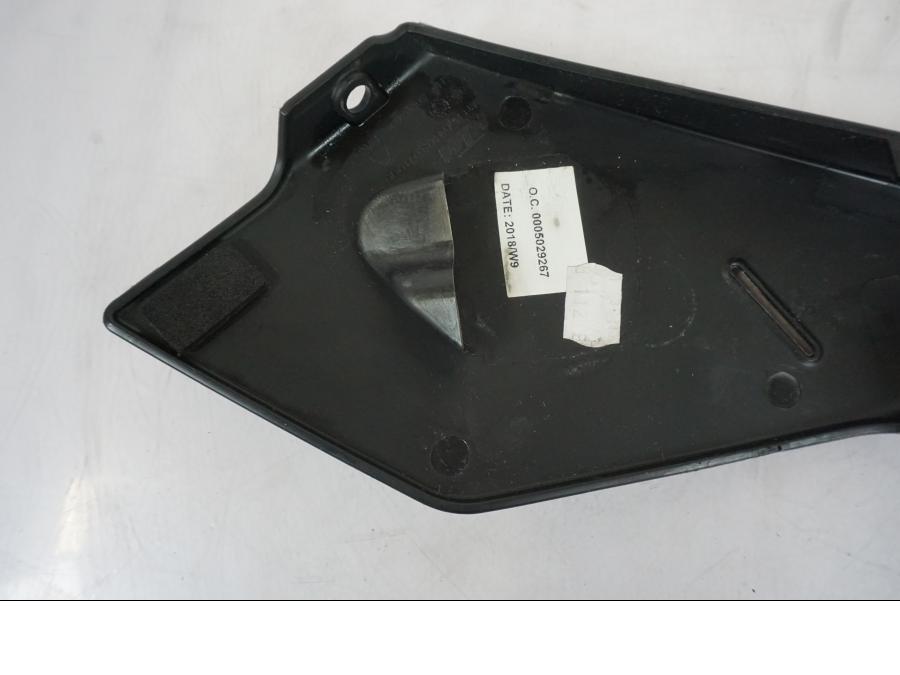 Vänster sida på Kylarvinge från en KTM 790 Duke -2019 motorcykel.