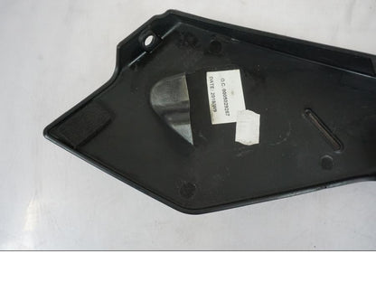 Vänster sida på Kylarvinge från en KTM 790 Duke -2019 motorcykel.