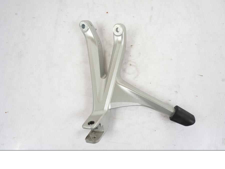 Framsidan på Fotpinnefäste från en Honda VFR 1200 -2010 motorcykel.