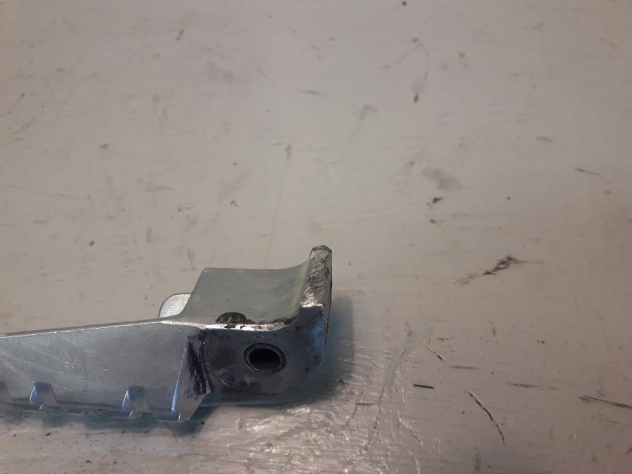 Höger sida på Fotpinne från en Yamaha WR 125 -2010 motorcykel.