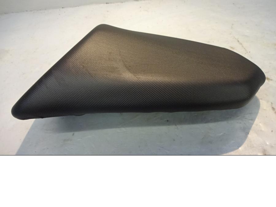 Höger sida på Sadel från en Kawasaki Z 1000 -2018 motorcykel.