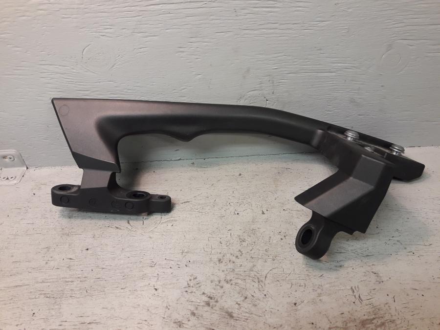 Baksidan på Passagerarhandtag från en Kawasaki GTR 1400 -2012 motorcykel.