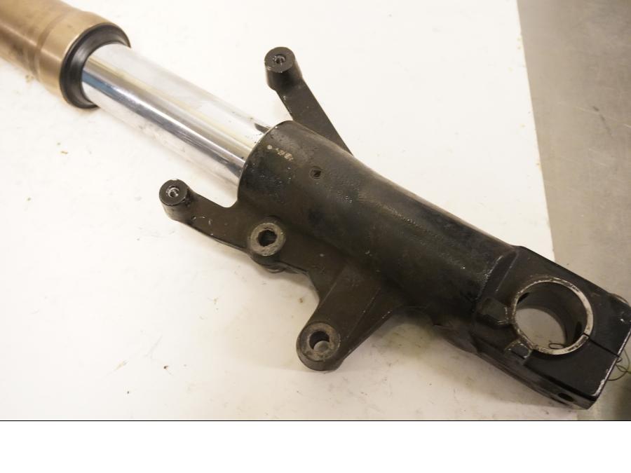 Vänster sida på Gaffelben från en Kawasaki ZXR 750 -1993 motorcykel.