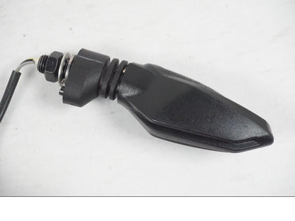 Snett uppifrån på Blinkers LED från en KTM 390 Adventure -2021 motorcykel.