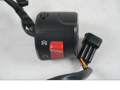 Höger sida på Styrelreglage från en Kawasaki ER-6N ABS -2010 motorcykel.