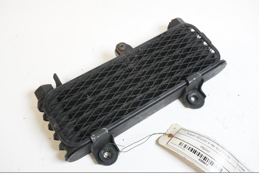 Vänster sida på Oljekyl från en Suzuki SV 1000 -2004 motorcykel.