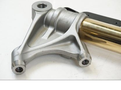 Vänster sida på Gaffelben Öhlins från en Triumph Speed Triple -2021 motorcykel.