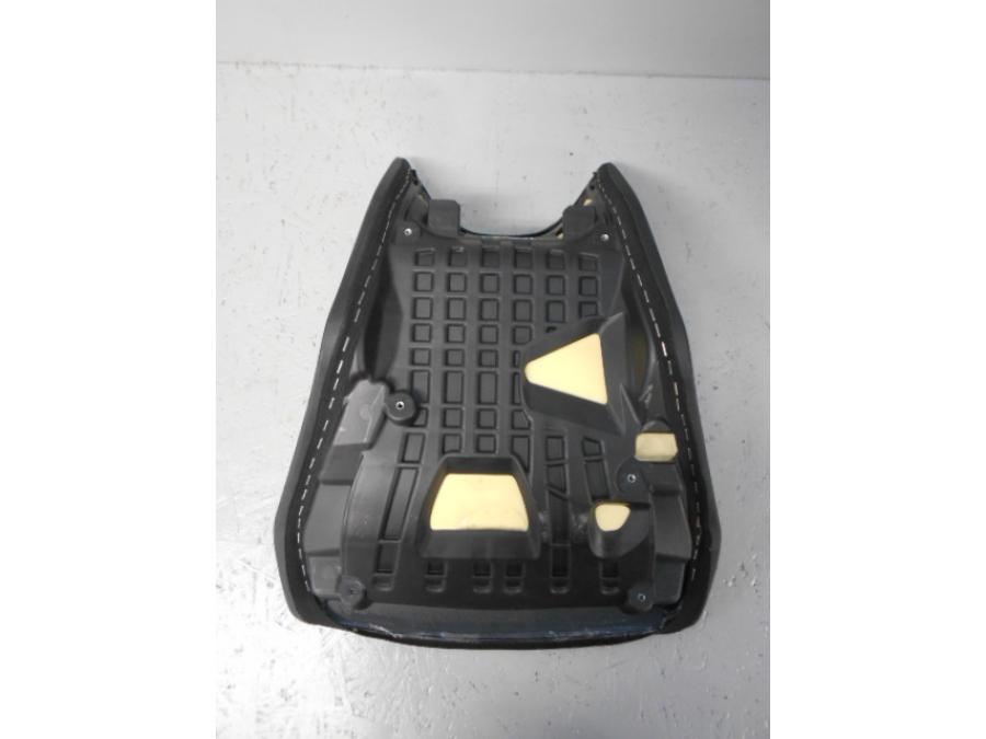 Vänster sida på Sadel från en Ducati Multistrada 1200 -2016 motorcykel.