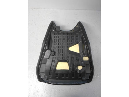 Vänster sida på Sadel från en Ducati Multistrada 1200 -2016 motorcykel.