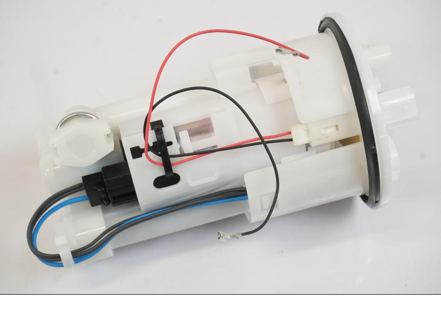 Framsidan på Bensinpump insprut från en Triumph Trident -2021 motorcykel.