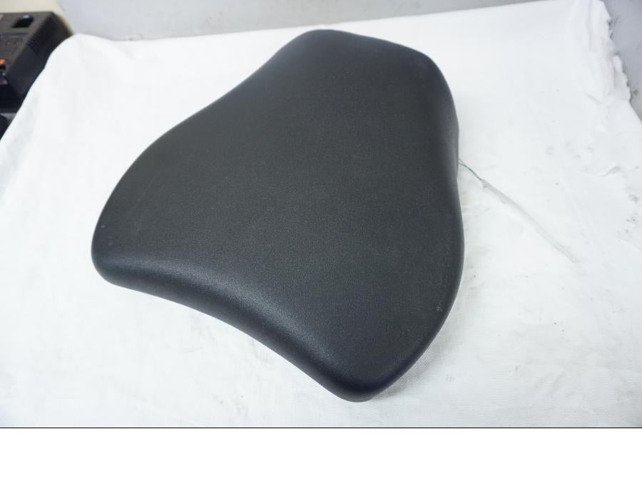 Vänster sida på Sadel från en Suzuki TL 1000 R -1999 motorcykel.