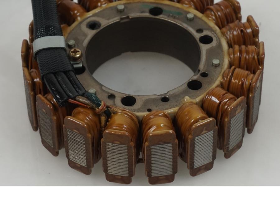 Vänster sida på Generator från en BMW F 650 GS -2002 motorcykel.