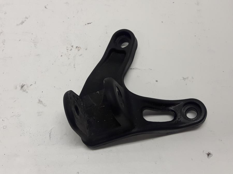 Framsidan på Fotpinnefäste från en KTM 690 Duke -2013 motorcykel.