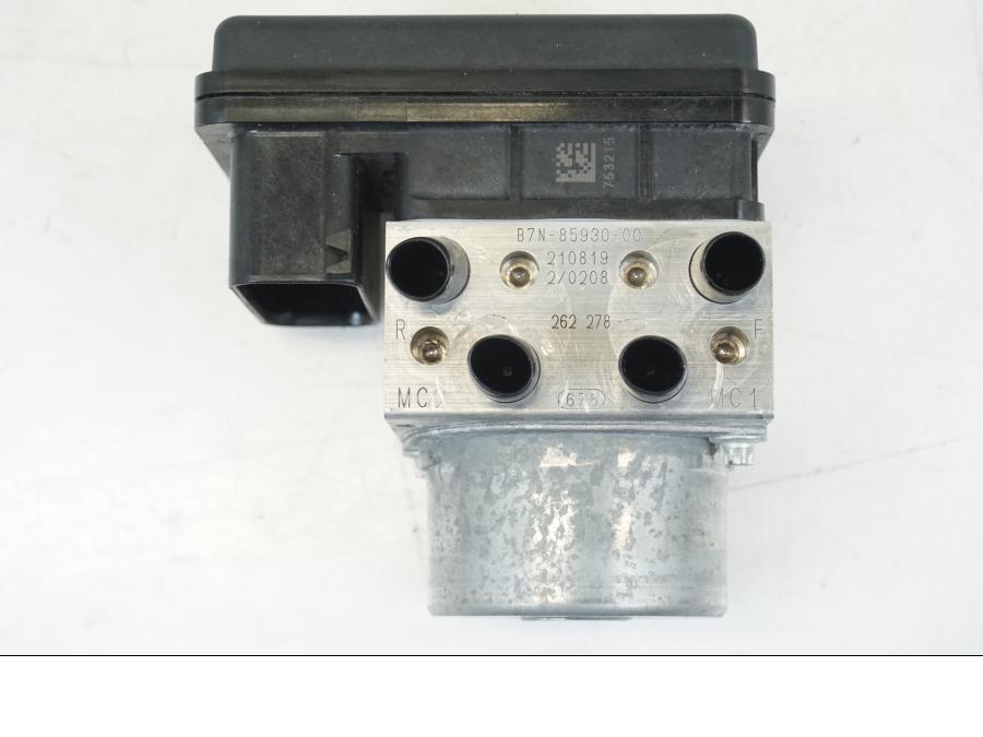 Baksidan på ABS Modulator från en Yamaha MT-09 -2021 motorcykel.