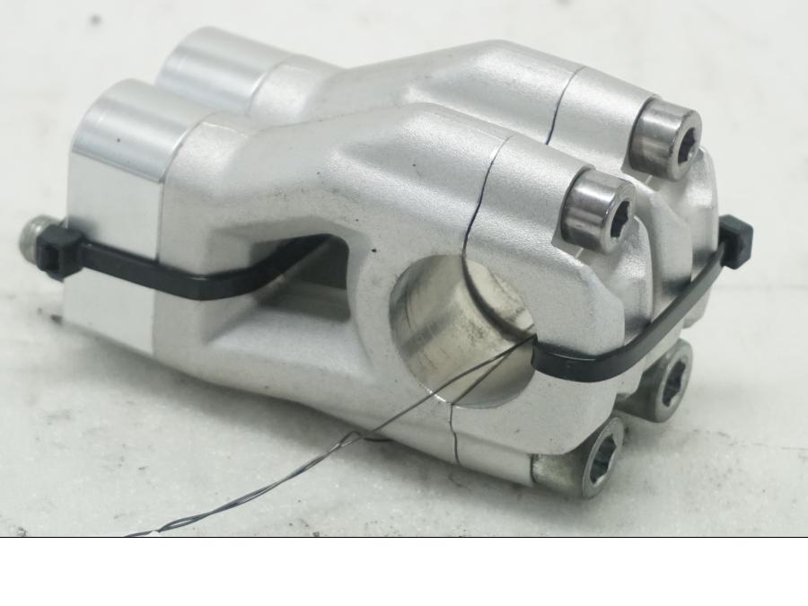 Framsidan på Styrfäste från en Triumph Tiger Explorer -2012 motorcykel.