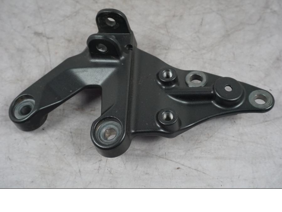 Framsidan på Fotpinnefäste från en Yamaha MT-09 -2024 motorcykel.