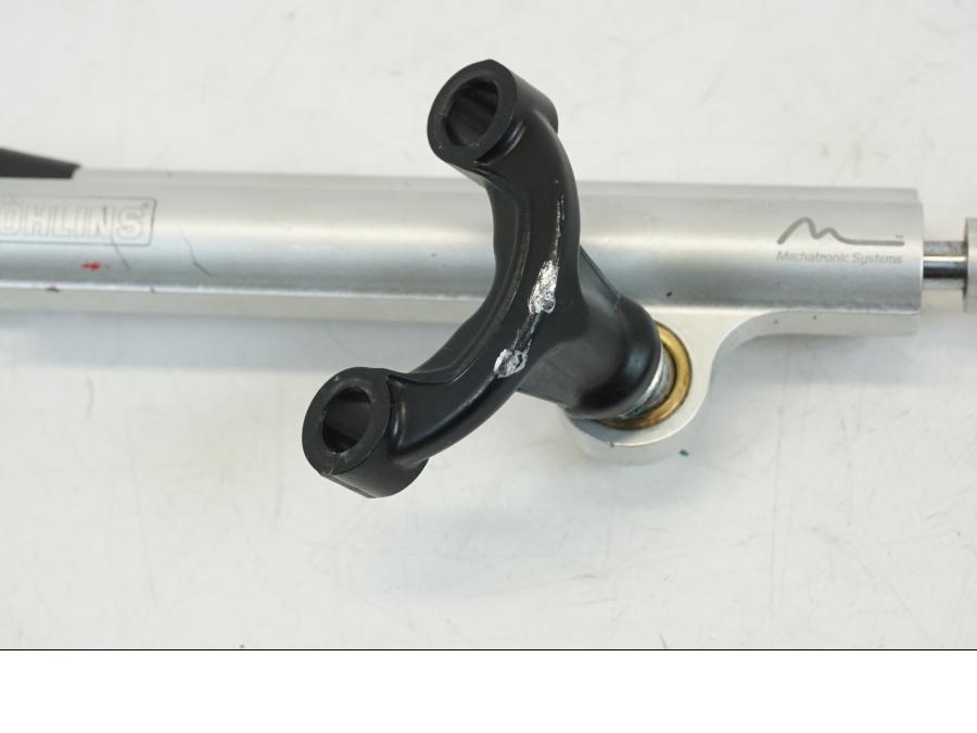 Baksidan på Styrdämpare Öhlins från en Ducati Streetfighter V4 -2020 motorcykel.