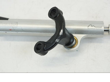 Baksidan på Styrdämpare Öhlins från en Ducati Streetfighter V4 -2020 motorcykel.