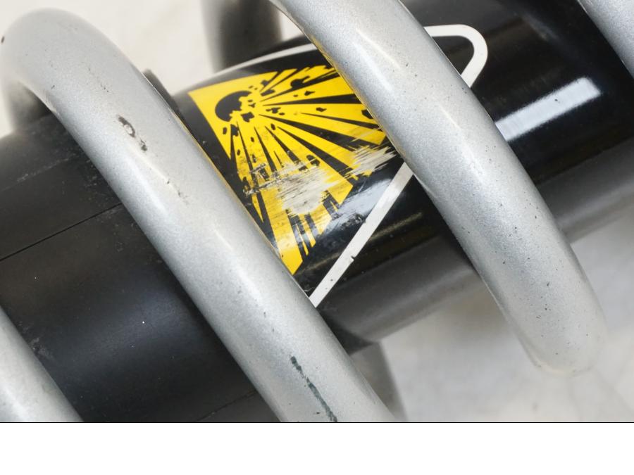 Vänster sida på Stötdämpare från en Yamaha YZF R7 -2022 motorcykel.