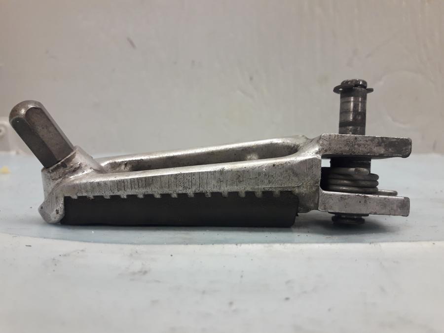 Baksidan på Fotpinne från en Suzuki SV 1000 -2004 motorcykel.