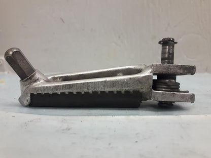 Baksidan på Fotpinne från en Suzuki SV 1000 -2004 motorcykel.