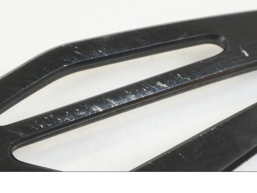 Höger sida på Fotpinnefäste från en Yamaha YZF R7 -2022 motorcykel.