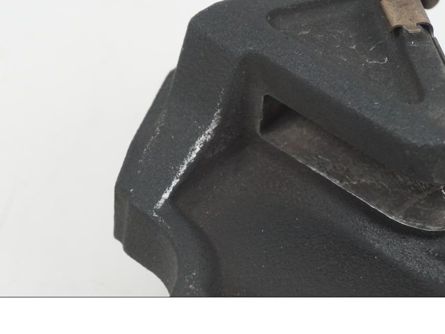 Baksidan på Bromsoksfäste från en Suzuki GSX-R 750 -2009 motorcykel.