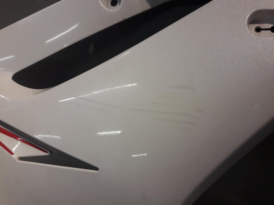 Baksidan på Sidkåpa från en Triumph Daytona 675 -2012 motorcykel.