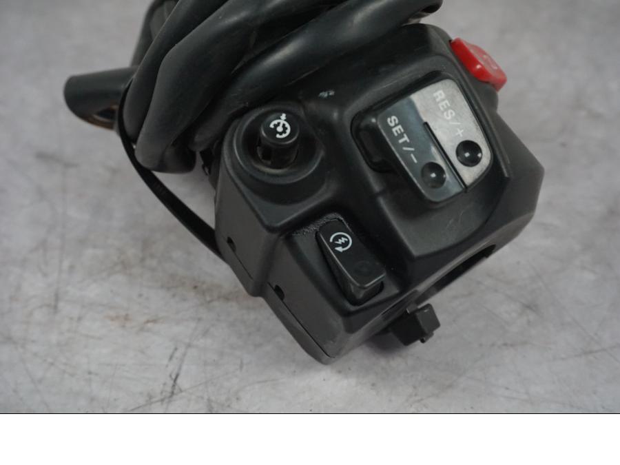 Baksidan på Styrelreglage från en Triumph Tiger Explorer -2016 motorcykel.