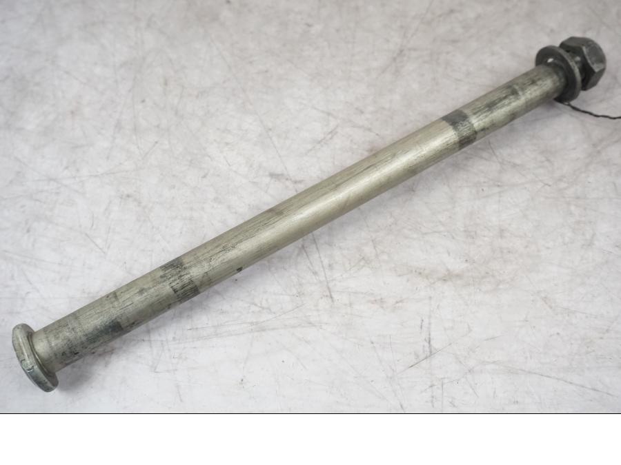 Framsidan på Axel från en Triumph Tiger -2009 motorcykel.