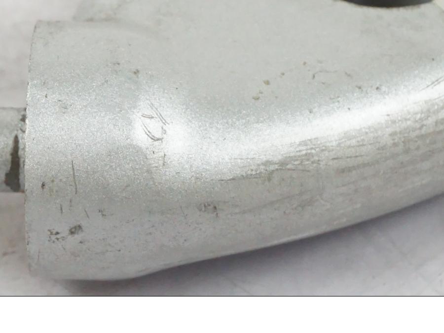 Snett uppifrån på <p>Styrfäste från Yamaha FZ-S 600 1998.</p>

<p>1st. Ytliga repor finns se bilder.</p> motorcykel.