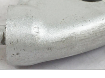 Snett uppifrån på <p>Styrfäste från Yamaha FZ-S 600 1998.</p>

<p>1st. Ytliga repor finns se bilder.</p> motorcykel.