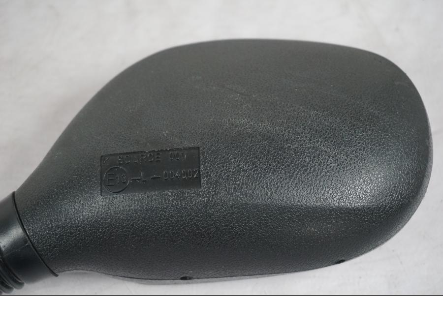 Vänster sida på Backspegel från en Yamaha Aerox 4 -2019 moped.