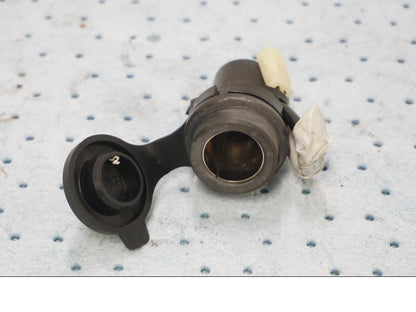 Baksidan på El uttag 12 V från en Yamaha MT-09 Tracer -2019 motorcykel.