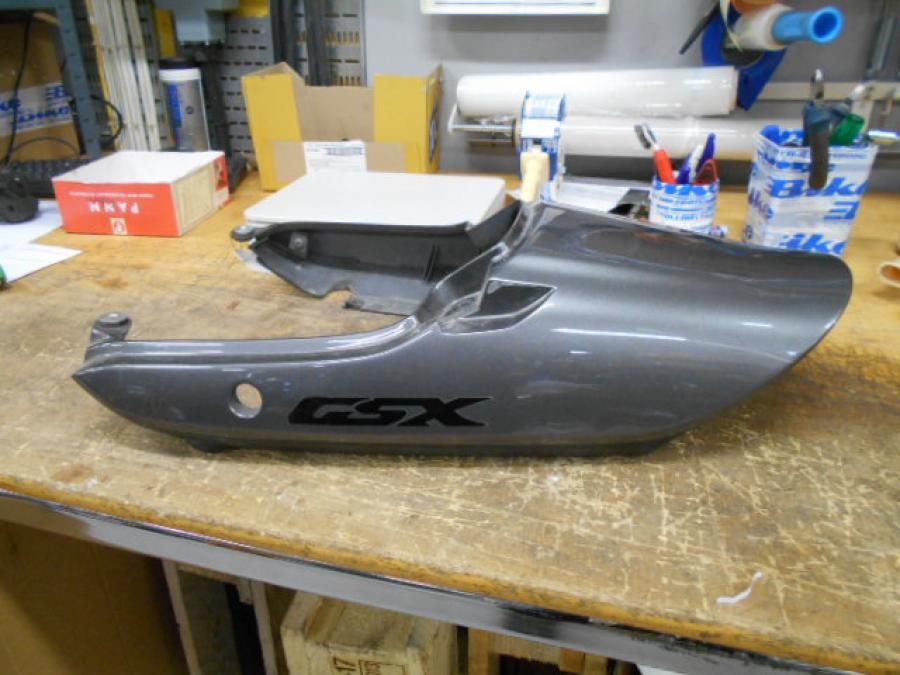 Framsidan på Bakvinge från en Suzuki GSX 750 -2002 motorcykel.