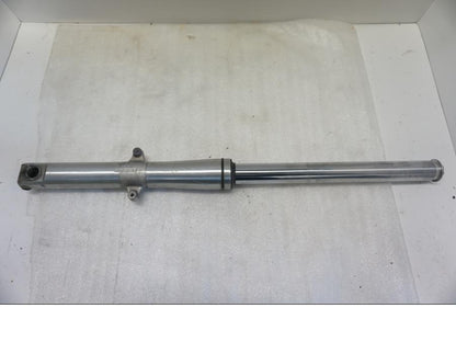 Baksidan på Gaffelben från en Suzuki VL 800 -2004 motorcykel.