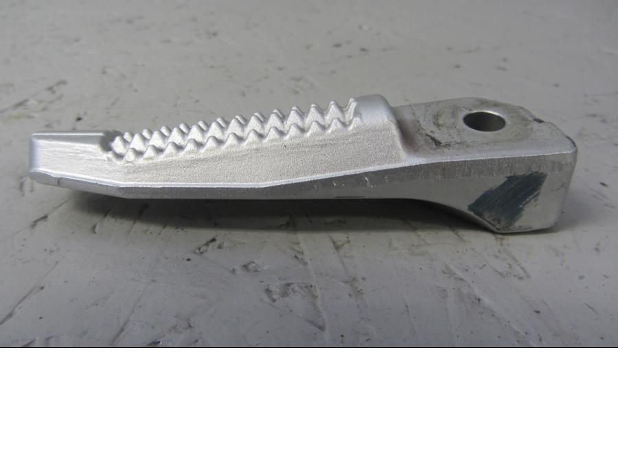 Baksidan på Fotpinne från en BMW F 800 R -2012 motorcykel.