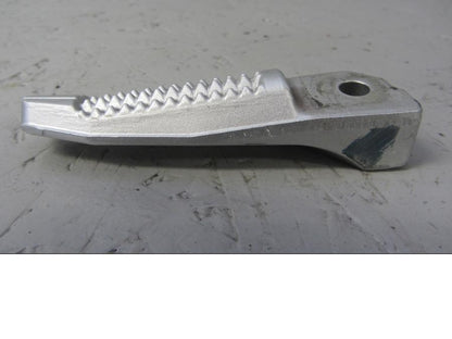 Baksidan på Fotpinne från en BMW F 800 R -2012 motorcykel.