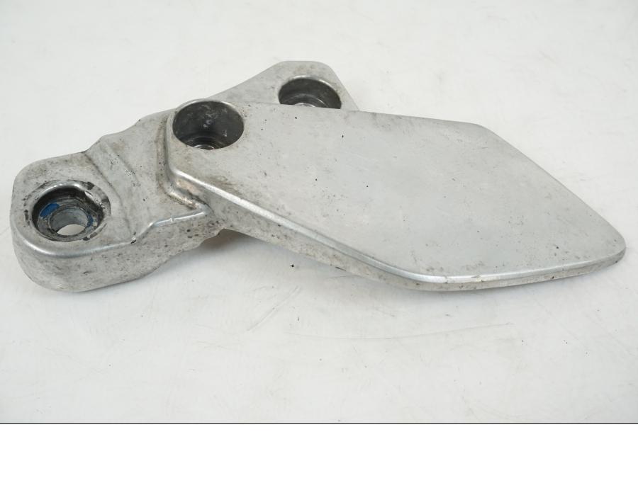 Baksidan på Fotpinnehälskydd från en Yamaha XJR 1300 -2002 motorcykel.