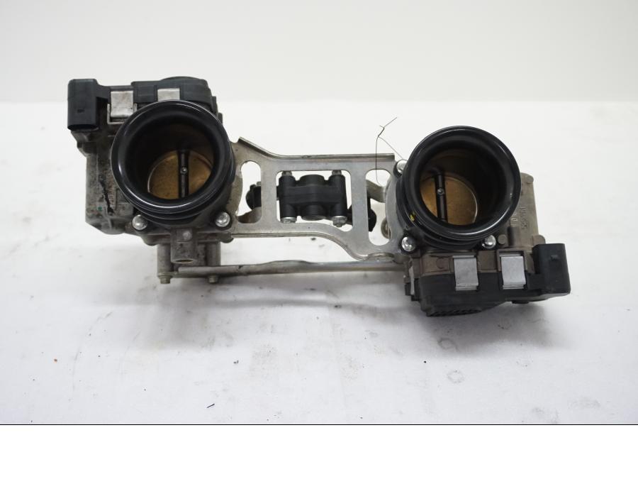 Baksidan på Spjällhus från en Aprilia SL 750 Shiver -2008 motorcykel.