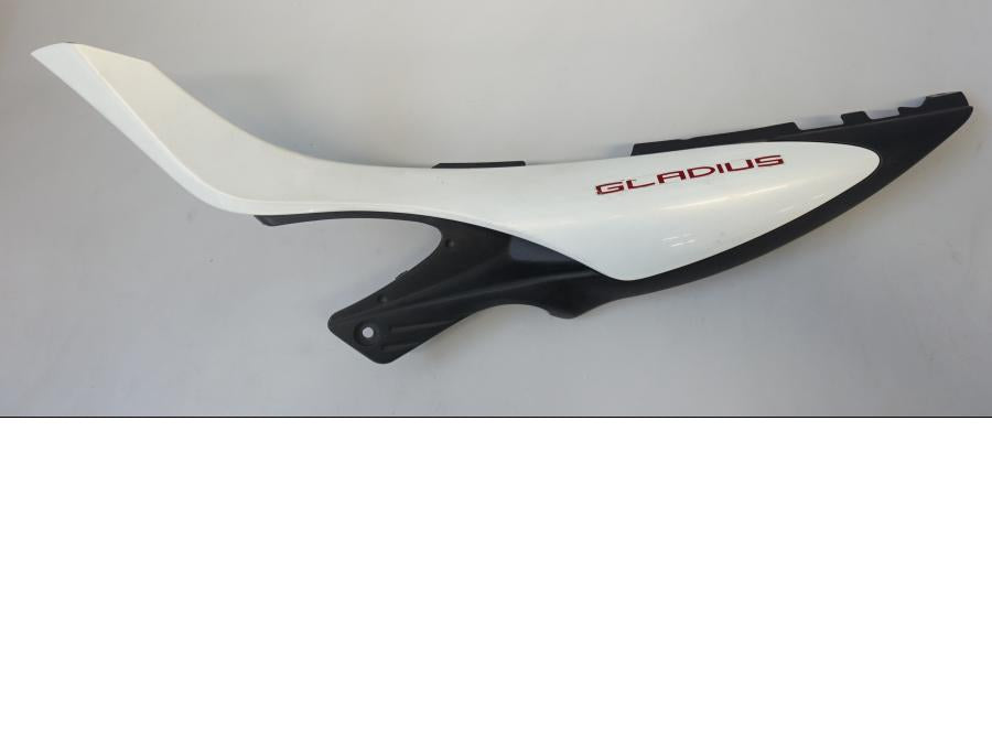 Framsidan på Bakvinge från en Suzuki SFV 650 A Gladius -2012 motorcykel.