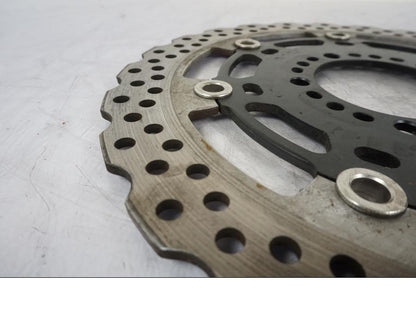 Snett nerifrån på Bromsskiva från en Kawasaki Z 800 -2014 motorcykel.