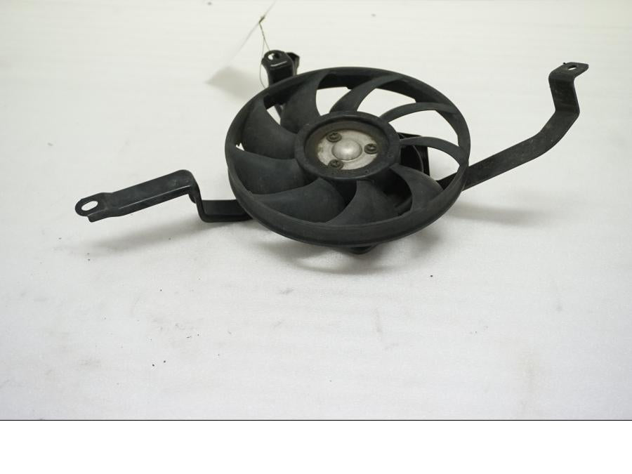 Baksidan på Vattenkylfläkt från en Suzuki GSX-R 600 -2004 motorcykel.